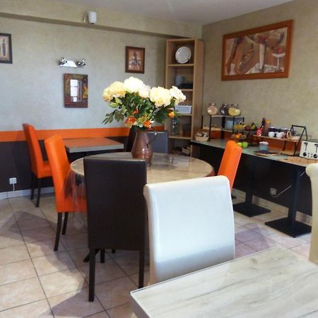 Logis Hotel Les Confins Du Perche Sceaux-sur-Huisne Exteriör bild