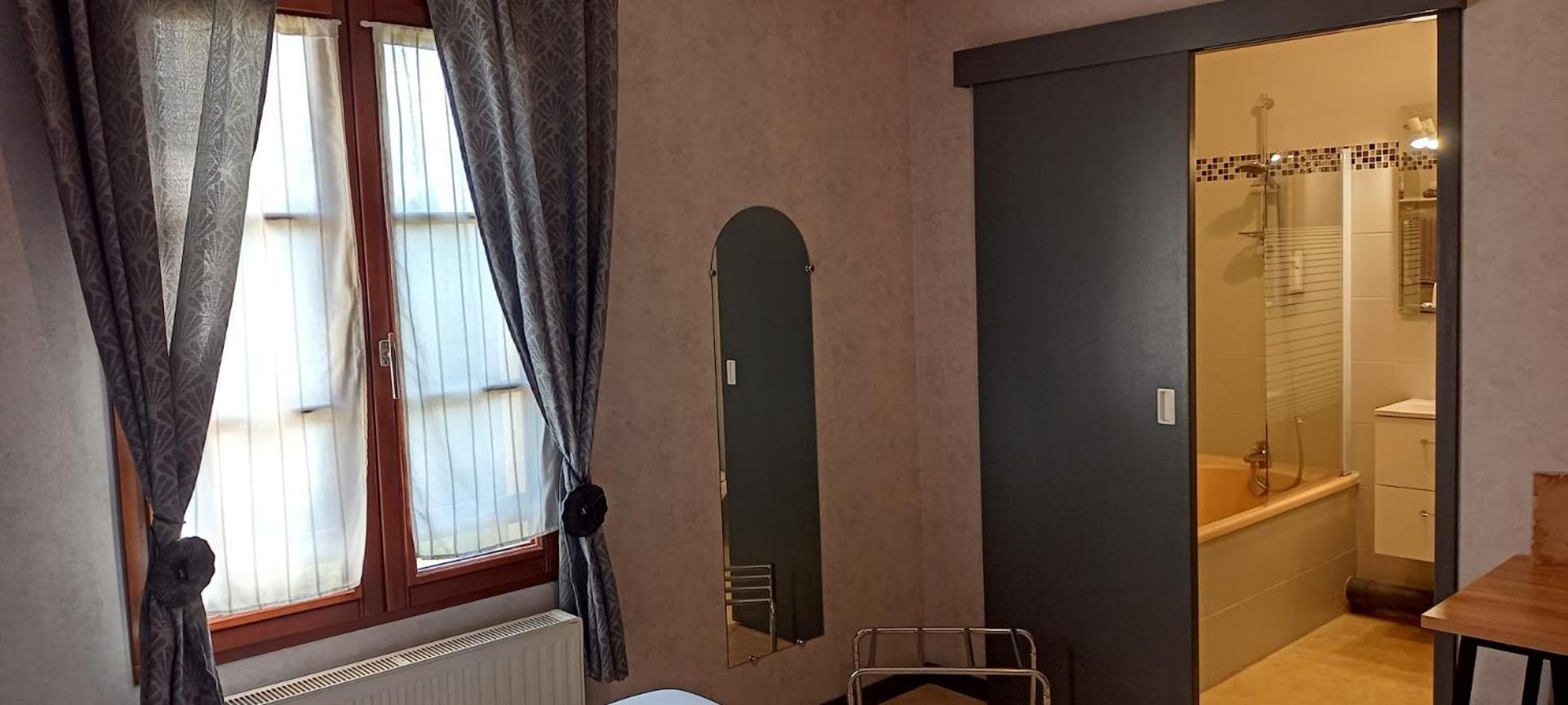 Logis Hotel Les Confins Du Perche Sceaux-sur-Huisne Exteriör bild