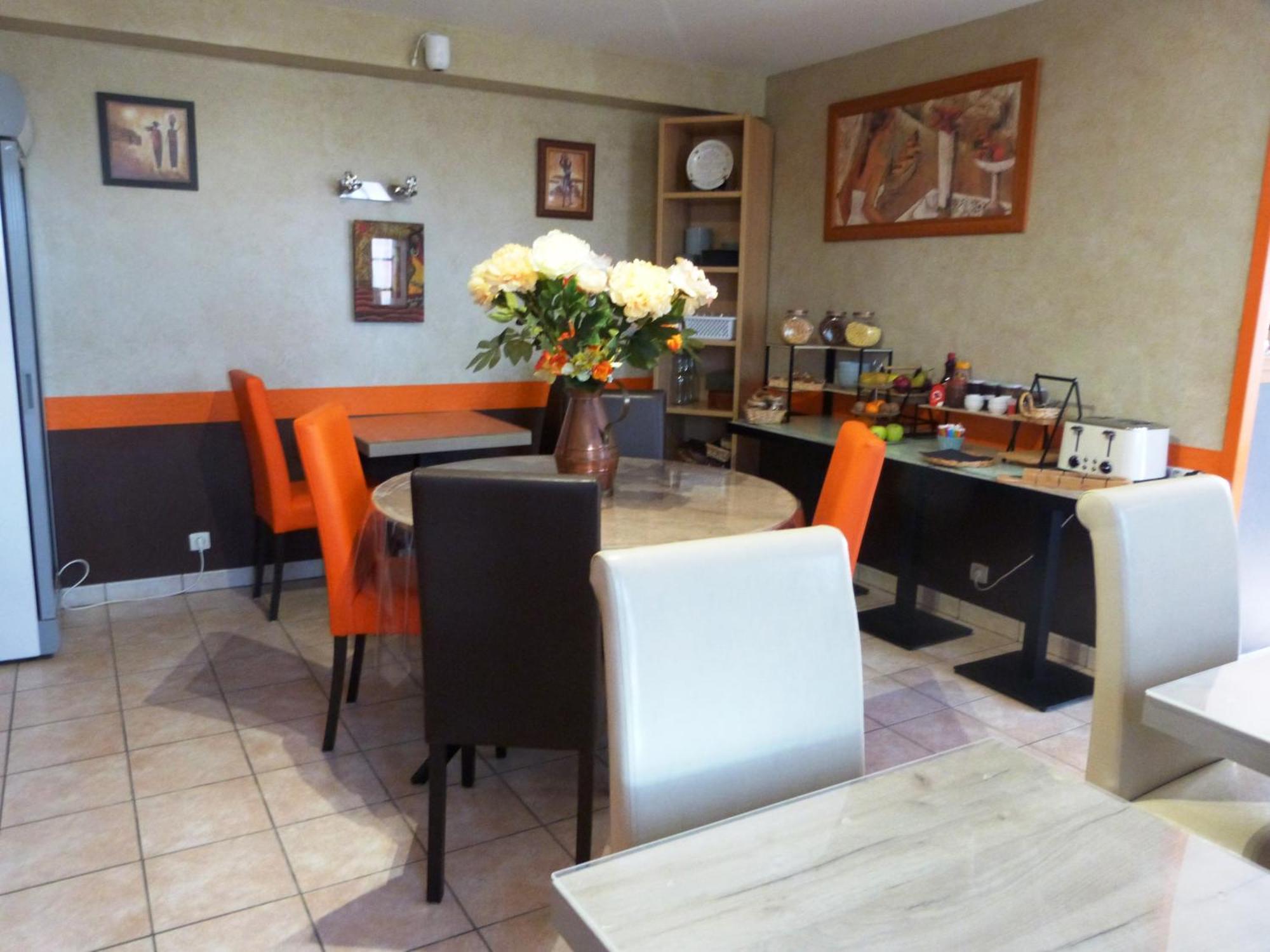 Logis Hotel Les Confins Du Perche Sceaux-sur-Huisne Exteriör bild