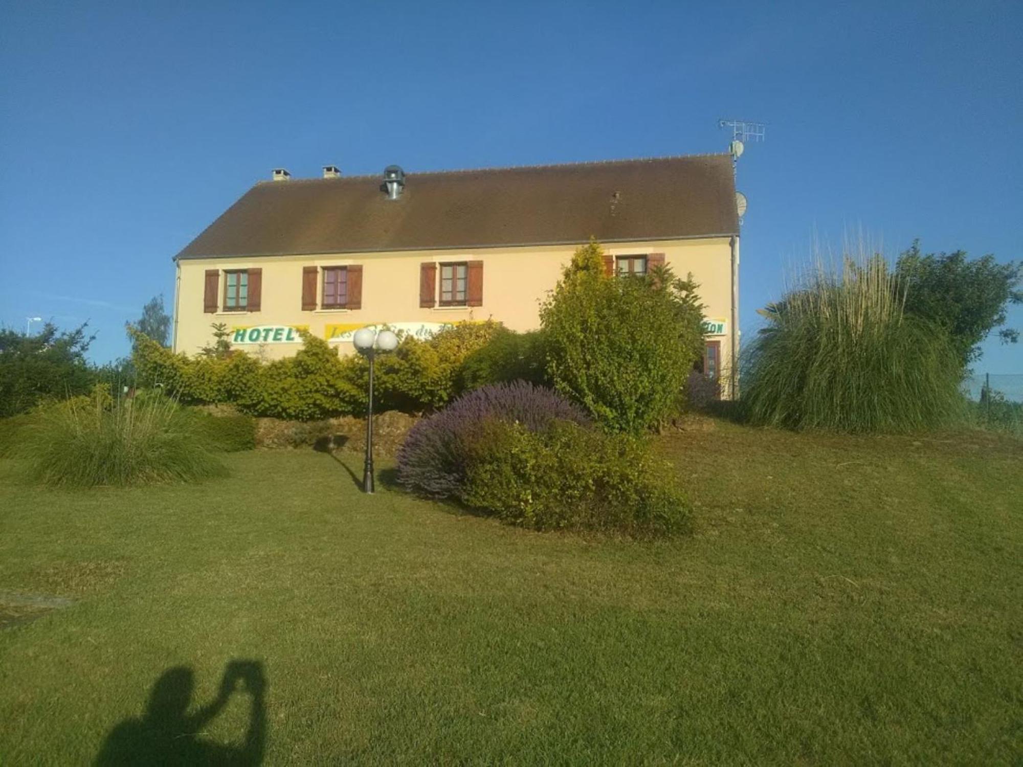 Logis Hotel Les Confins Du Perche Sceaux-sur-Huisne Exteriör bild